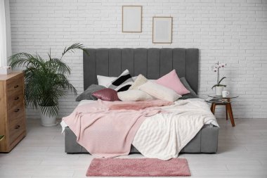 Yatak odası, komodinli yatak odası, çiçek ve ahşap çekmeceler.