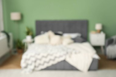 Şık yatak odası, yatak odası, komodin, koltuk, bulanık görüş.