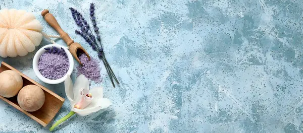 Schöne Wellness Komposition Mit Lavendel Auf Blauem Hintergrund Mit Platz lizenzfreie Stockbilder