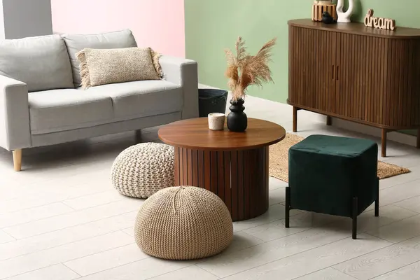 Interiør Moderne Stue Med Sofabord Puffer Stock-billede