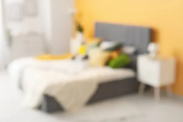 Stilvolles Schlafzimmer Mit Bett Nachttisch Und Kommode Verschwommene Sicht lizenzfreie Stockbilder