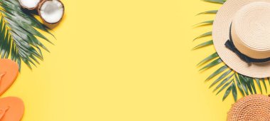 Sarı zemin üzerinde parmak arası terlik ve metin için yer olan hasır şapka ve çanta