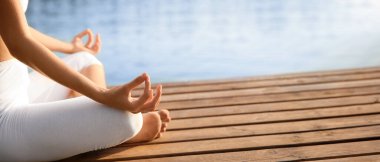 Nehir kenarında yoga yapan genç kadın