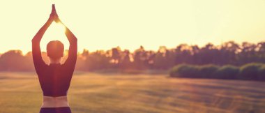 Pratik yoga açık havada sabah güzel genç kadın