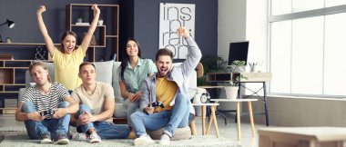 Arkadaşlar iskambil video spor evde grup