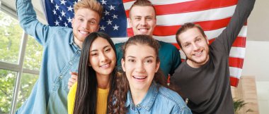 Evde Abd bayrağı ile mutlu arkadaşlar. Bağımsızlık Günü kutlaması