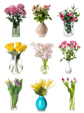 Beyaz arka planda farklı çiçek buketleri olan bir sürü vazo.