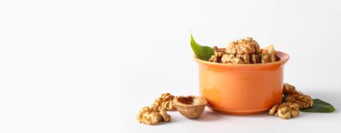 Hafif arkaplanda bir kase lezzetli ceviz ve metin için boşluk