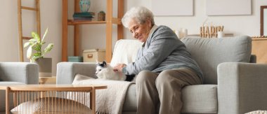 Evde dinlenen sevimli kedisi olan son sınıf öğrencisi kadın.