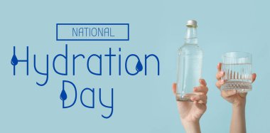 Mavi arka planda şişe ve bir bardak su olan kadın elleri. Ulusal Hidrasyon Günü Afişi