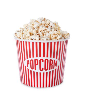 Beyaz arka planda lezzetli patlamış mısır kovası