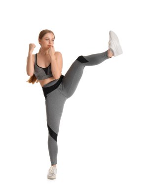 Beyaz arka planda eğitim gören genç bir kadın. Nefsi müdafa kavramı