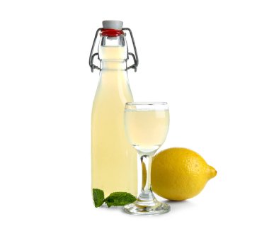 Beyaz arka planda bir şişe lezzetli limoncello.