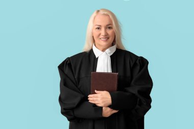 Mavi arka plan kitabı olan olgun bir kadın yargıç.