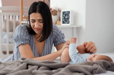Bebeği olan genç bir kadın yatak odasında doğum sonrası depresyon geçiriyor.