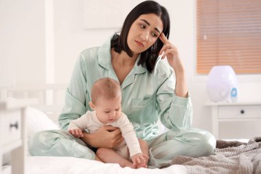 Bebeği olan genç bir kadın yatak odasında doğum sonrası depresyon geçiriyor.