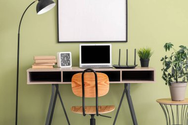 Ofiste Wi-Fi yönlendirici ve boş dizüstü bilgisayarı olan bir işyeri