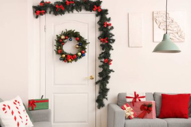 İçinde güzel Noel çelenkleri ve hediyeler olan bir oda.