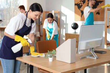 Ofiste kadın hademe temizlik masası