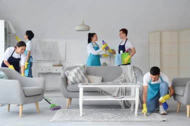 Bir grup genç hademe odayı temizliyor.