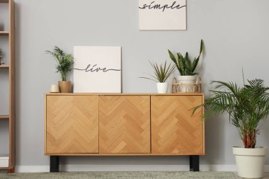 Oturma odasında şık posterler ve bitkilerle klozet