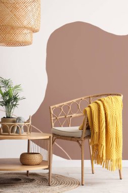 Oturma odasının içinde koltuk, kahve masası ve lekeli duvarın yanında ekose.