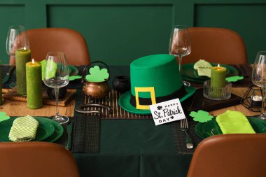 Leprikon şapkası ve yanan mumlarla servis edilen şenlik masası. Aziz Patrick Günü kutlaması