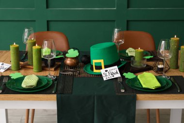 Leprikon şapkası ve yanan mumlarla servis edilen şenlik masası. Aziz Patrick Günü kutlaması