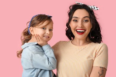 Mutlu poster kadını ve kızı pembe arka planda