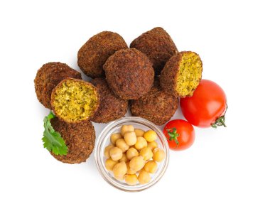Beyaz arka planda nefis falafel topları, domatesler ve nohut.