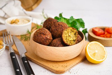 Nefis falafel köfteli ahşap kase ve arka planda limon, yakın plan.
