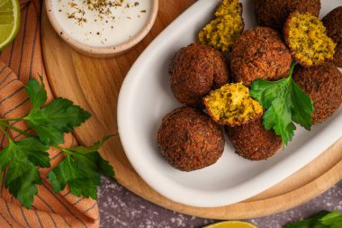 Nefis falafel köfteli tabak ve soslu grunge background, yakın plan.