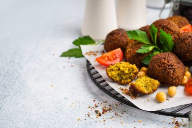 Nefis falafel topları, hafif arka planda nohut ve domates, yakın plan
