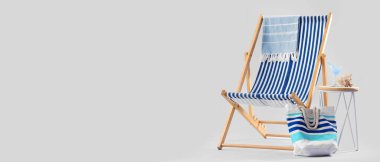 Güverte sandalyesi plaj aksesuarları, kokteyl ve mercan gri arka planda metin için boşluk