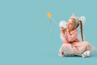 Mavi arka planda asası olan sevimli küçük peri.