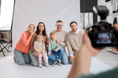 Stüdyoda fotoğraf çekimi yapan büyük bir aile.