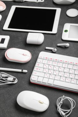 Koyu arkaplanda farklı modern aygıtlara sahip kompozisyon