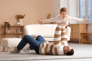 Mutlu baba ve küçük oğlu evde birlikte eğleniyorlar.