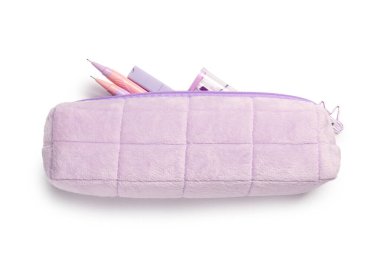 Beyaz zemin üzerinde kırtasiye malzemesi olan açık mor kalem kutusu