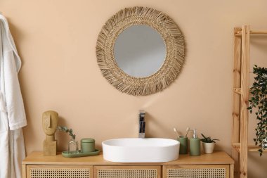 Küvet ve banyo malzemeleri ile modern lavabo ve banyo kahverengi duvarın yanındaki tezgah üzerinde bitki