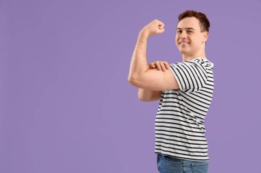 Mor arka planda uygulamalı tıbbi yama olan güç sembolü gösteren genç bir adam. Aşılama kavramı