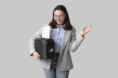 Işık arkaplanında kağıt öğütücüsü olan sekreter