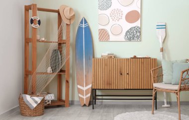 Raflama ünitesi, sörf tahtası ve resimli aydınlatma odasının içi