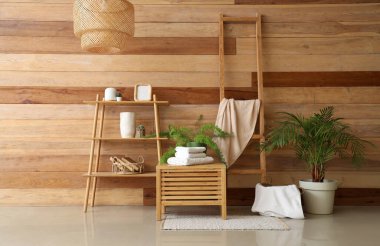 Banyonun içinde raf ünitesi ve temiz havlular var.