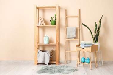 Odanın içinde masa, raf ve temiz havlular var.