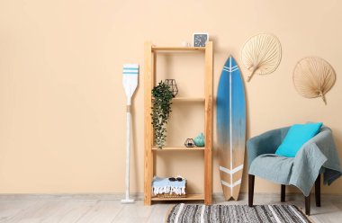 Gri koltuklu ve sörf tahtalı şık bir oturma odası.