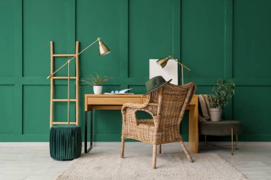 Masası, koltuğu ve lambası olan minimalist bir ofis.