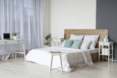 İş yeri olan modern yatak odasının içi