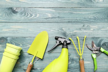 Mavi ahşap arka planda bahçe işleri için araçlar. Üst görünüm