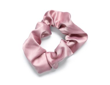 Beyaz arkaplanda modaya uygun ipek saç lastiği